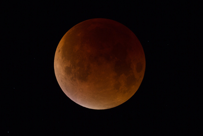 Observez l’éclipse de lune avec Sterenn !