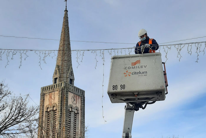 Derniers préparatifs avant la mise en lumière de Noël