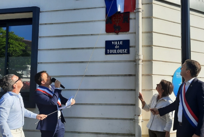 Pourquoi la « Place de la ville de Toulouse » devient « Place de Toulouse » ?